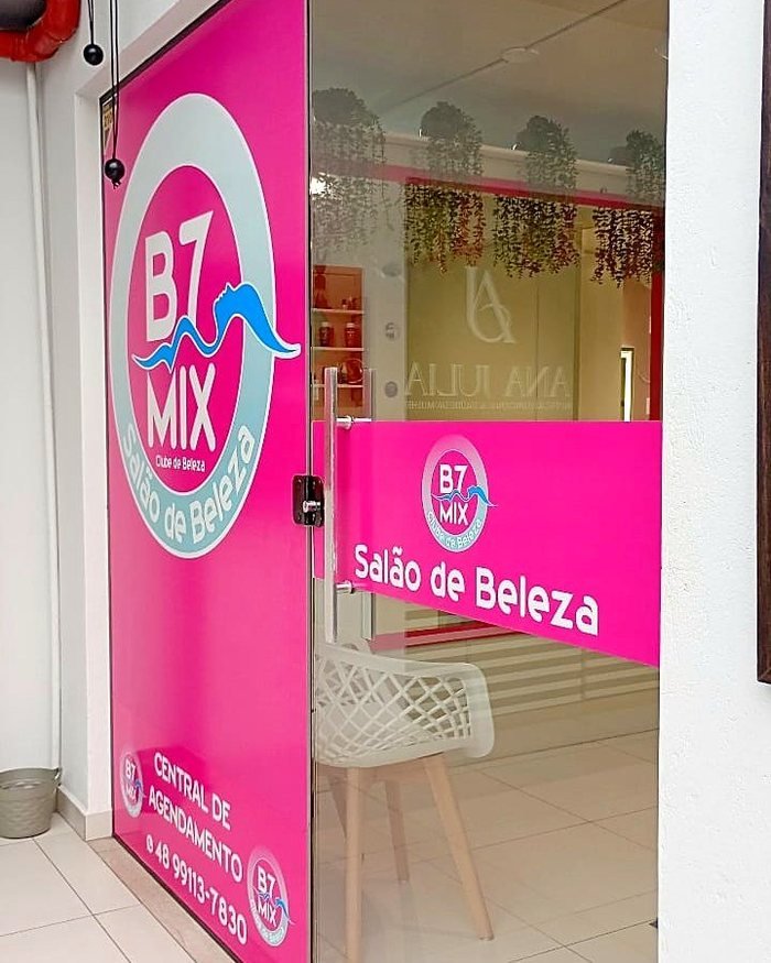 Entrada do salão B7 MIX, no Shopping Galeria JAC, por onde se chega ao consultório de podologia em Imbituba