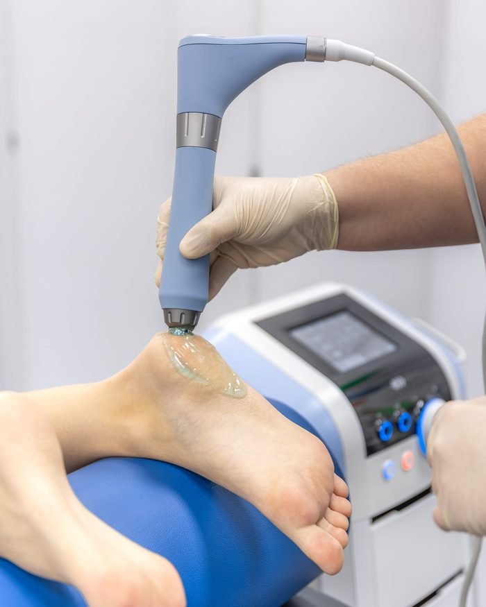 Atendimento de podologia em consultório, com aparelho aplicado sobre o tornozelo